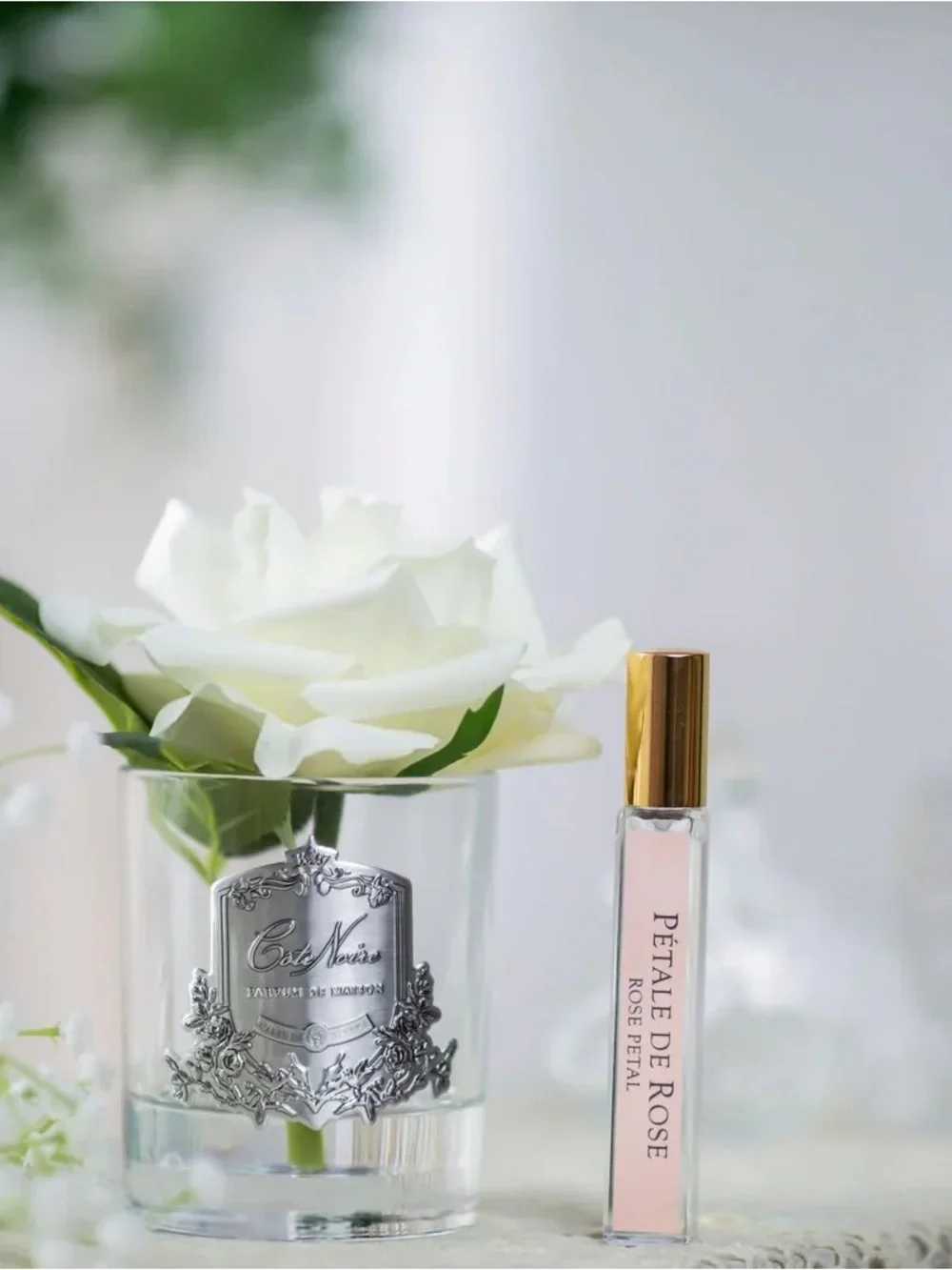 Perfumed White Rose in Clear Glass Decorative Vase